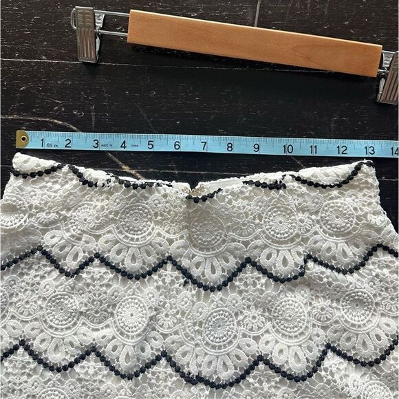 Bebe Scalloped Lace Shorts - Picture 9 of 12